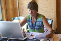Inge Koch in der Meldestelle auf einem Turnier: Foto: Wego